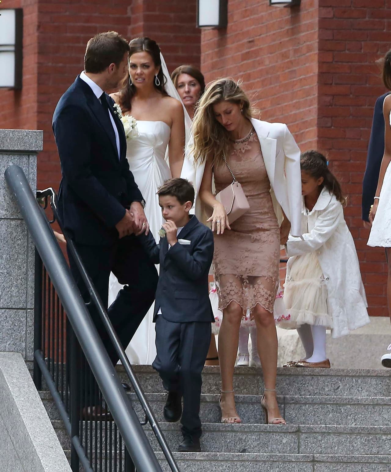 La novia también se molestó un poco con la presencia del paparazzo.