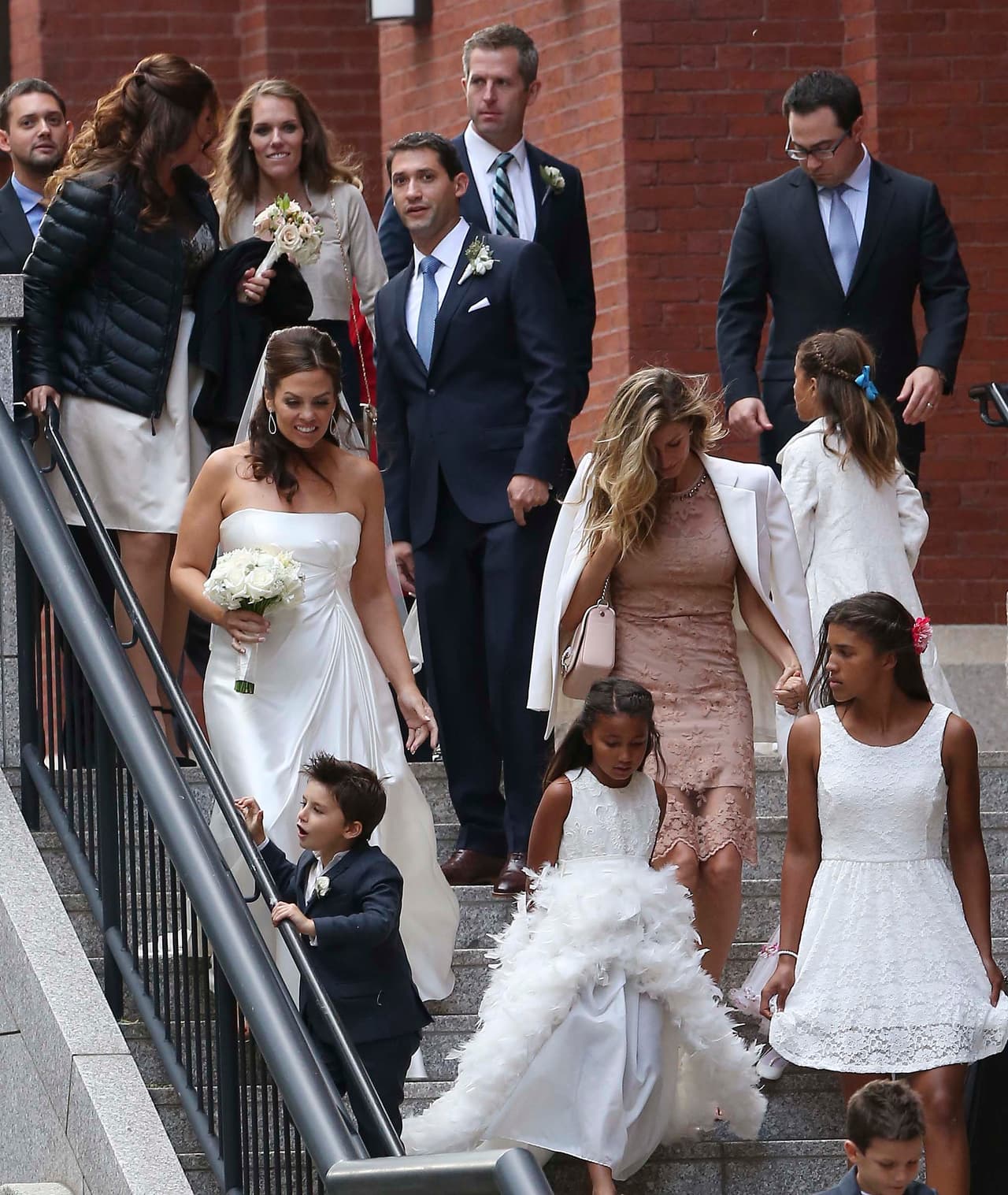 La supermodelo y sus niños salen de la boda de Nancy, la hermana de Tom.