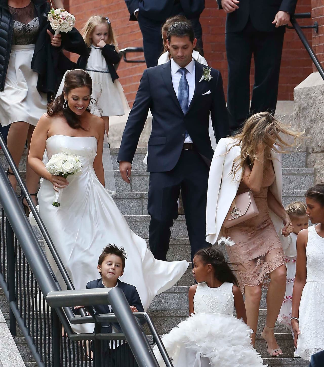 Gisele apoyando a su cuñada.