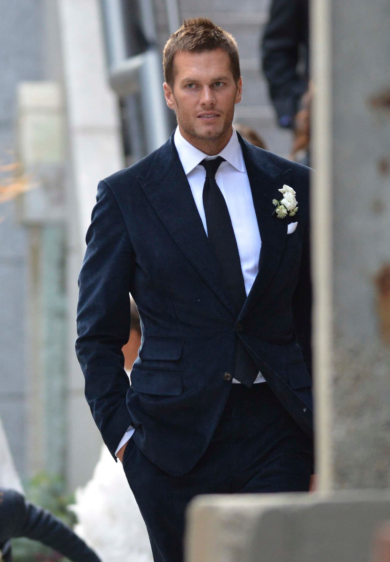 Tom estaba muy feliz por su hermana.