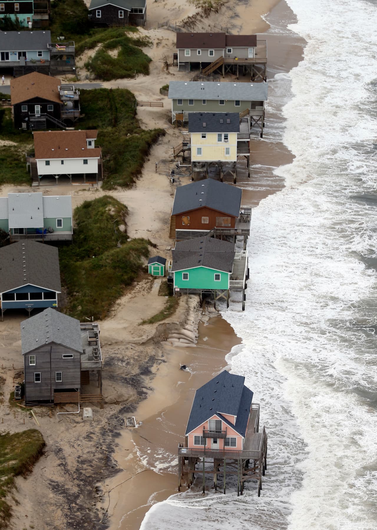 Las marejadas ciclónicas afectaron las casas costeras en Nags Head, Carolina del Norte.