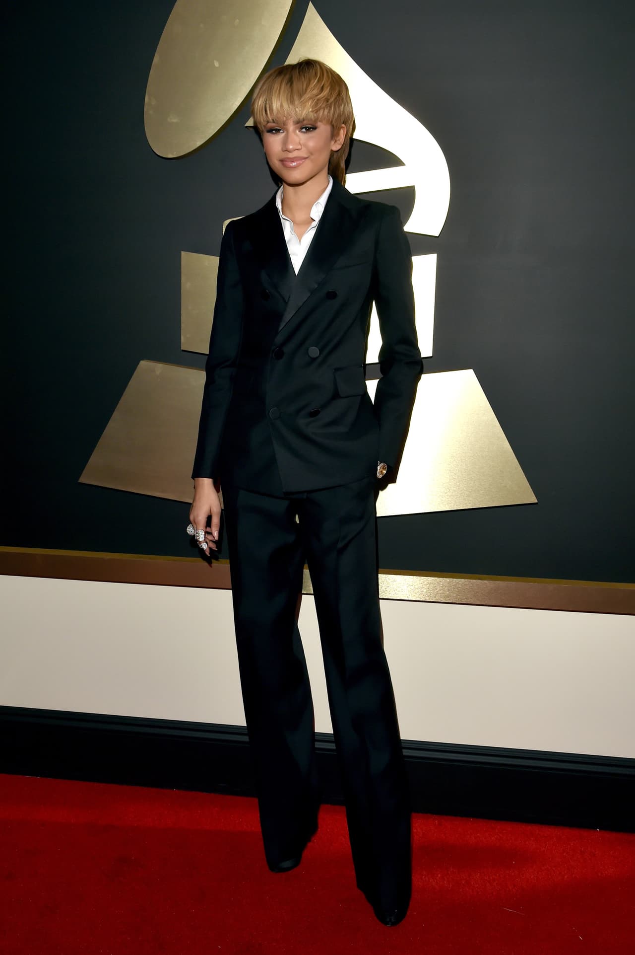 Y hablando de pantalones, Zendaya, como si quisiera recordar a David Bowie o a Yves Saint Laurent, llevó un smoking negro de Dsquared2.