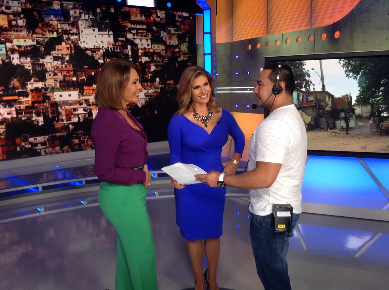 Aquí las vemos preparándose para una de las grabaciones, con 'El Chino', el técnico que por años las ha acompañado.