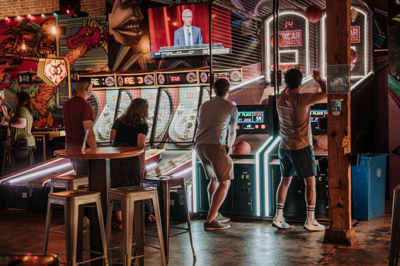 <b>Ve a las “maquinitas”. </b>Si vives en el área del Triángulo contarás con muchas opciones para divertirte con juegos de video, máquinas de deportes y, en algunos casos, hasta podrás acompañar la diversión con bebidas. 
<br>