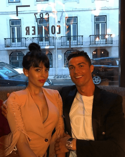 <b>Cristiano</b> tiene 35 años y desde 2016 tiene un noviazgo con la modelo argentina 
<b><a href="https://www.univision.com/famosos/georgina-rodriguez-le-agradece-cristiano-ronaldo-haberle-dado-lo-mejor-de-la-vida-en-su-cumpleanos-26-video">Georgina Rodríguez</a></b>. 
<br>