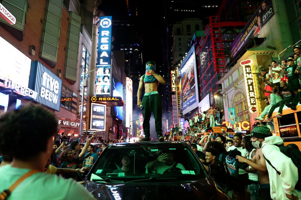 Como parte de los 'Watch Party's', el sábado hubo fans congregados en Plaza 33, frente al 
<b>Madison Square Garden</b>, frente al Radio City Music Hall y en la pista de hielo Wollman. Conductores como este, que transitaron por algunas de esas áreas, tuvieron incidentes con algunos de los fans eufóricos durante la celebración.