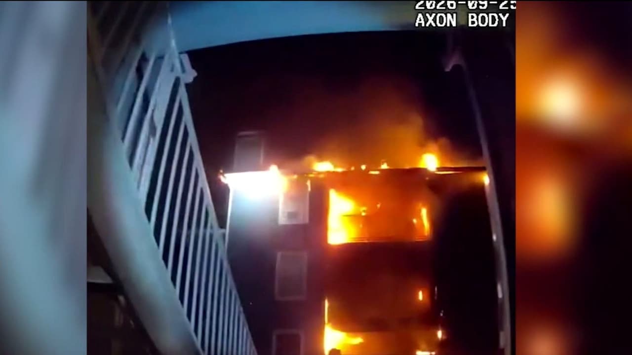 En solo 6 minutos, policías evacúan 30 apartamentos durante incendio en Irving