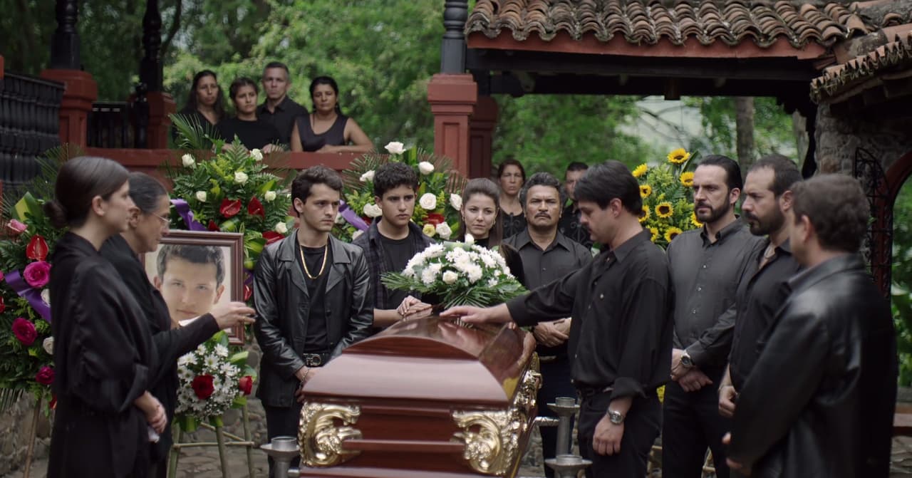 The funeral wasn’t easy for the drug lord. His family couldn’t hold their tears in front of ‘El Pollo’s body.