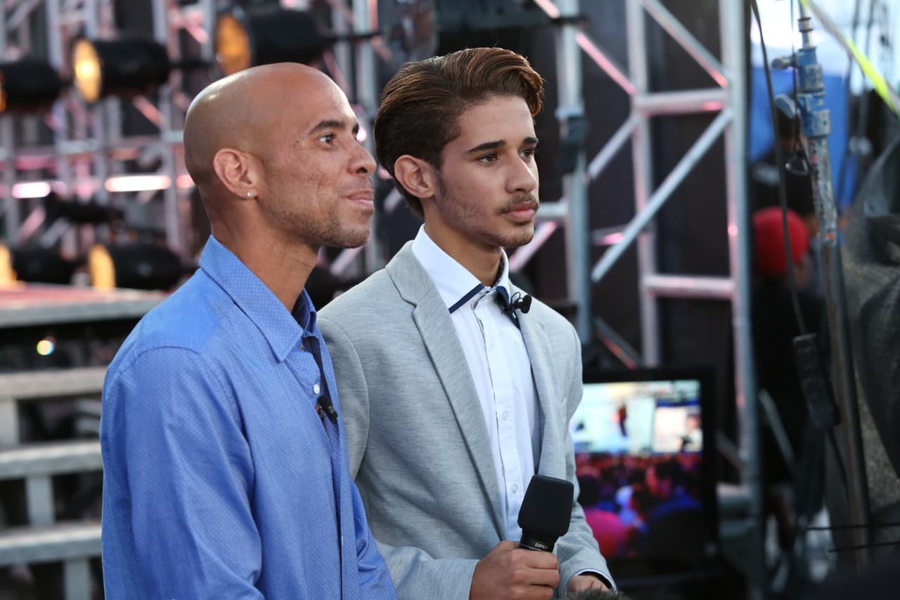 Joshua sabe bien lo que es la disciplina. Gracias a su padre, sabe lo que es ser constante para alcanzar su sueño. Este chico comenzó cantando en parrandas en Puerto Rico y ahora se perfila como uno de los favoritos.