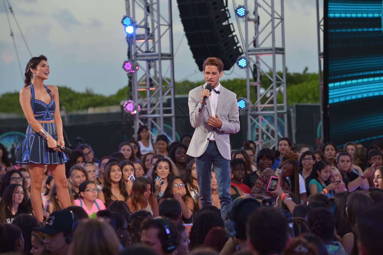 Joshua sabe bien lo que es la disciplina. Gracias a su padre, sabe lo que es ser constante para alcanzar su sueño. Este chico comenzó cantando en parrandas en Puerto Rico y ahora se perfila como uno de los favoritos.