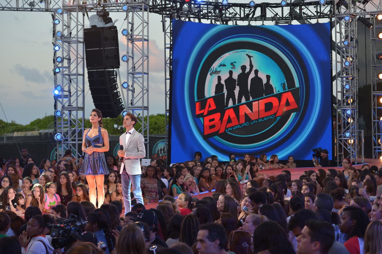 Joshua sabe bien lo que es la disciplina. Gracias a su padre, sabe lo que es ser constante para alcanzar su sueño. Este chico comenzó cantando en parrandas en Puerto Rico y ahora se perfila como uno de los favoritos.