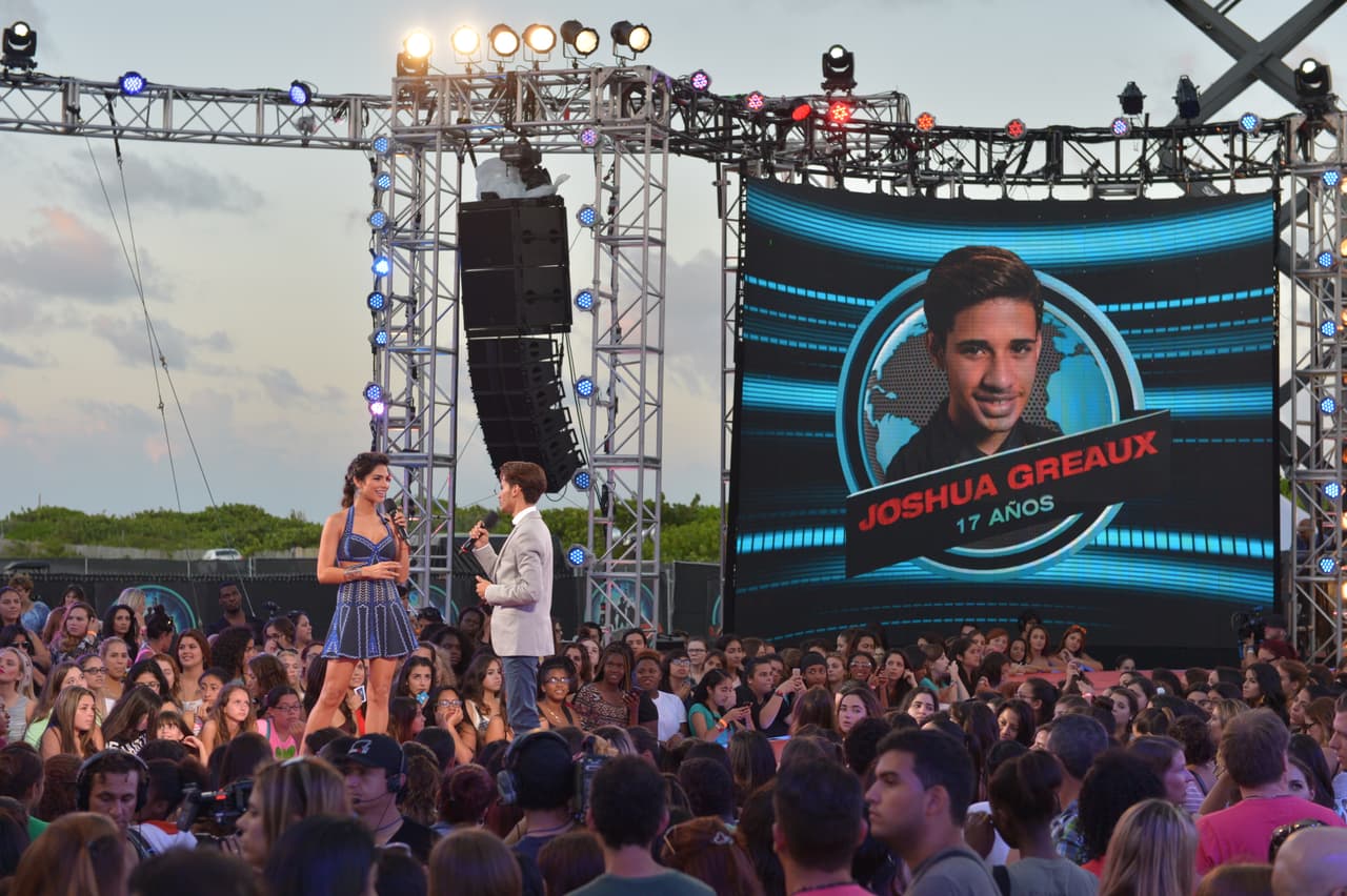 Joshua sabe bien lo que es la disciplina. Gracias a su padre, sabe lo que es ser constante para alcanzar su sueño. Este chico comenzó cantando en parrandas en Puerto Rico y ahora se perfila como uno de los favoritos.