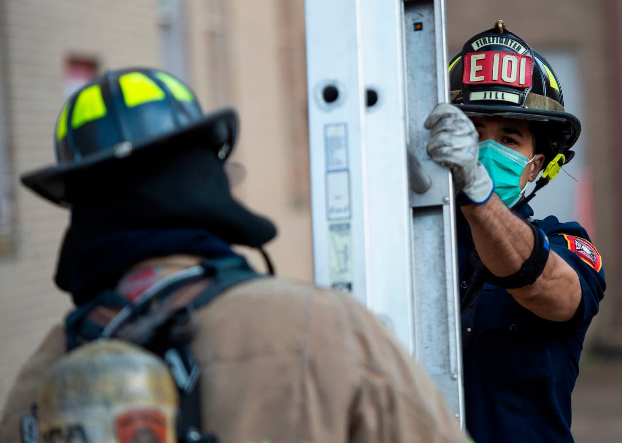 El Departamento de Bomberos de Austin recomienda una alarma de humo en todos los niveles, en cada dormitorio y en los pasillos fuera de las áreas para dormir.