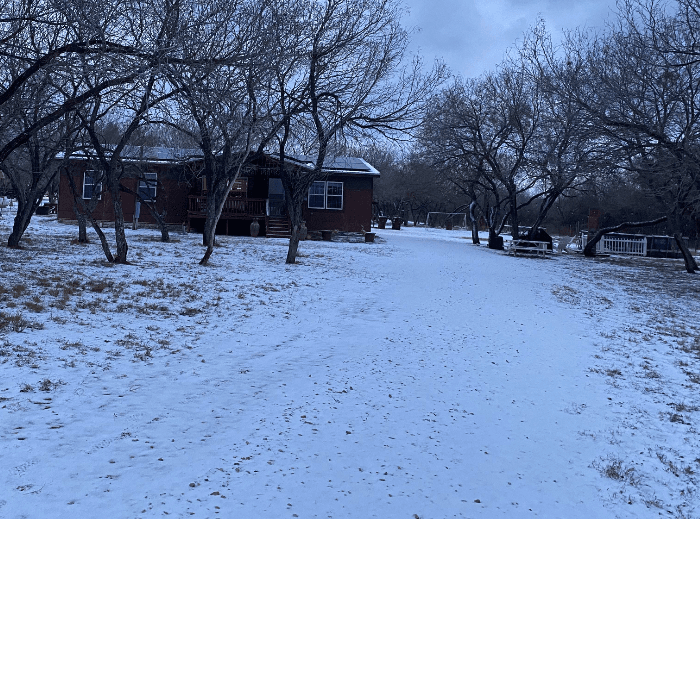 La tormenta invernal trajo una densa capa de nieve que cubrió la ciudad y varias zonas del centro de Texas.
<br>
<br>Usuarios de Univision enviaron las imágenes de cómo vivieron la primer nevada del 2025.
