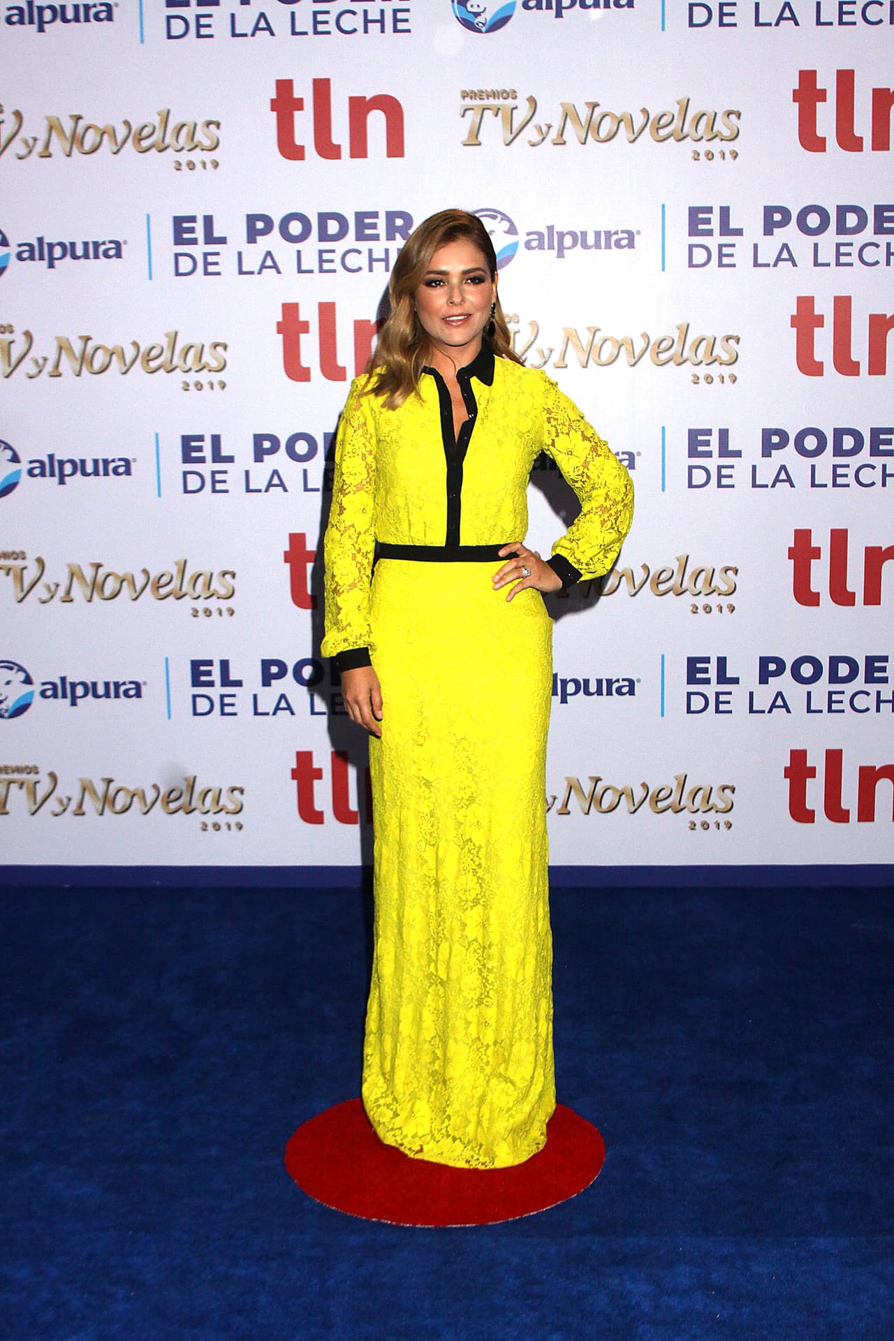 La actriz eligió un vestido amarillo de la marca española Dolores Promesas.