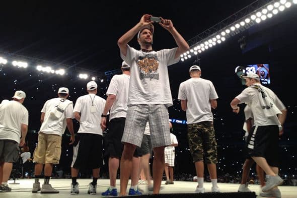 Photos: Spurs Championship Alamodome Celebration 2014