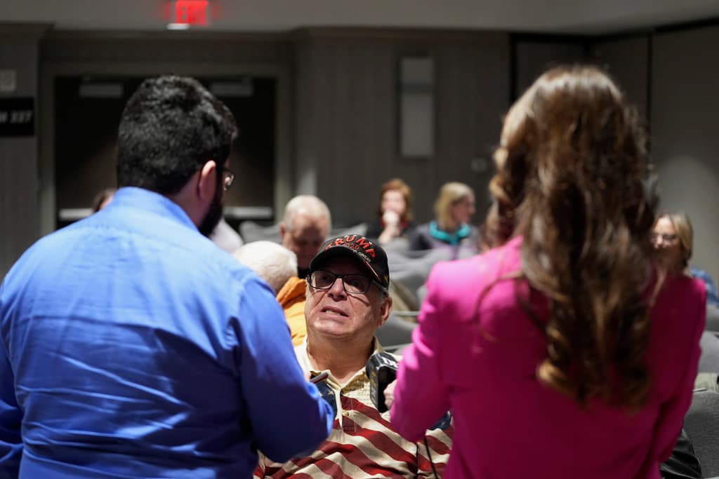 El votante Dave Higbee espera para participar en el comité electoral en el distrito 227 del hotel Marriott en West Des Moines, Iowa.