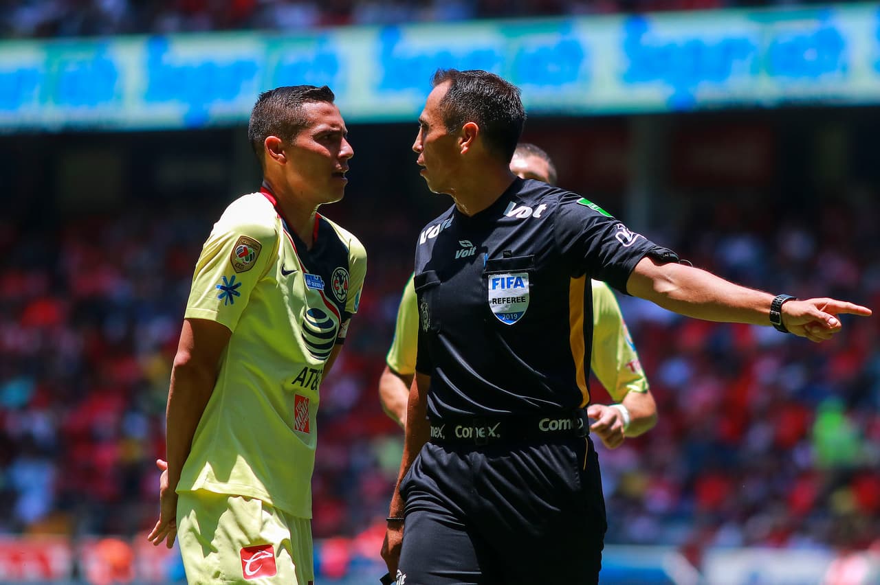 No estuvo ausente de polémica el partido porque el árbitro Enrique Santander (derecha) no sancionó dos claras penas máximas, una de cada equipo.