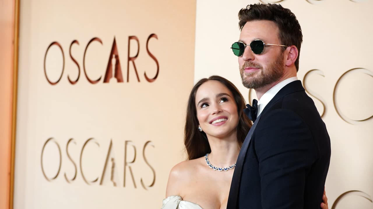 Alba Baptista y Chris Evans.
