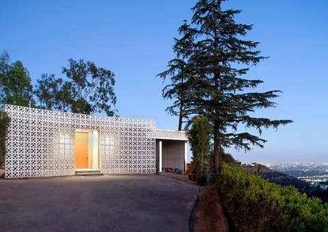 El cantante se rentó una mega casa en Los Ángeles que tiene un valor de 40 mil dólares al mes.