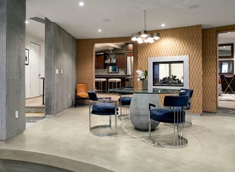 Cuenta con todos los servicios y está amueblado súper chik.