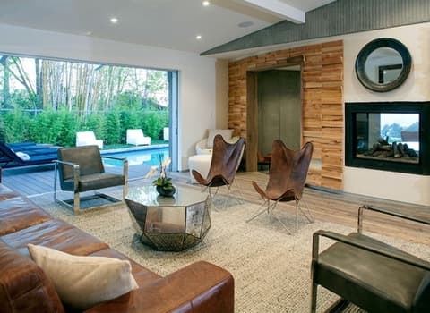 El estilo de la decoración es justo lo que alguien como Joe necesita, se ve increíble cada rincón de la casa.