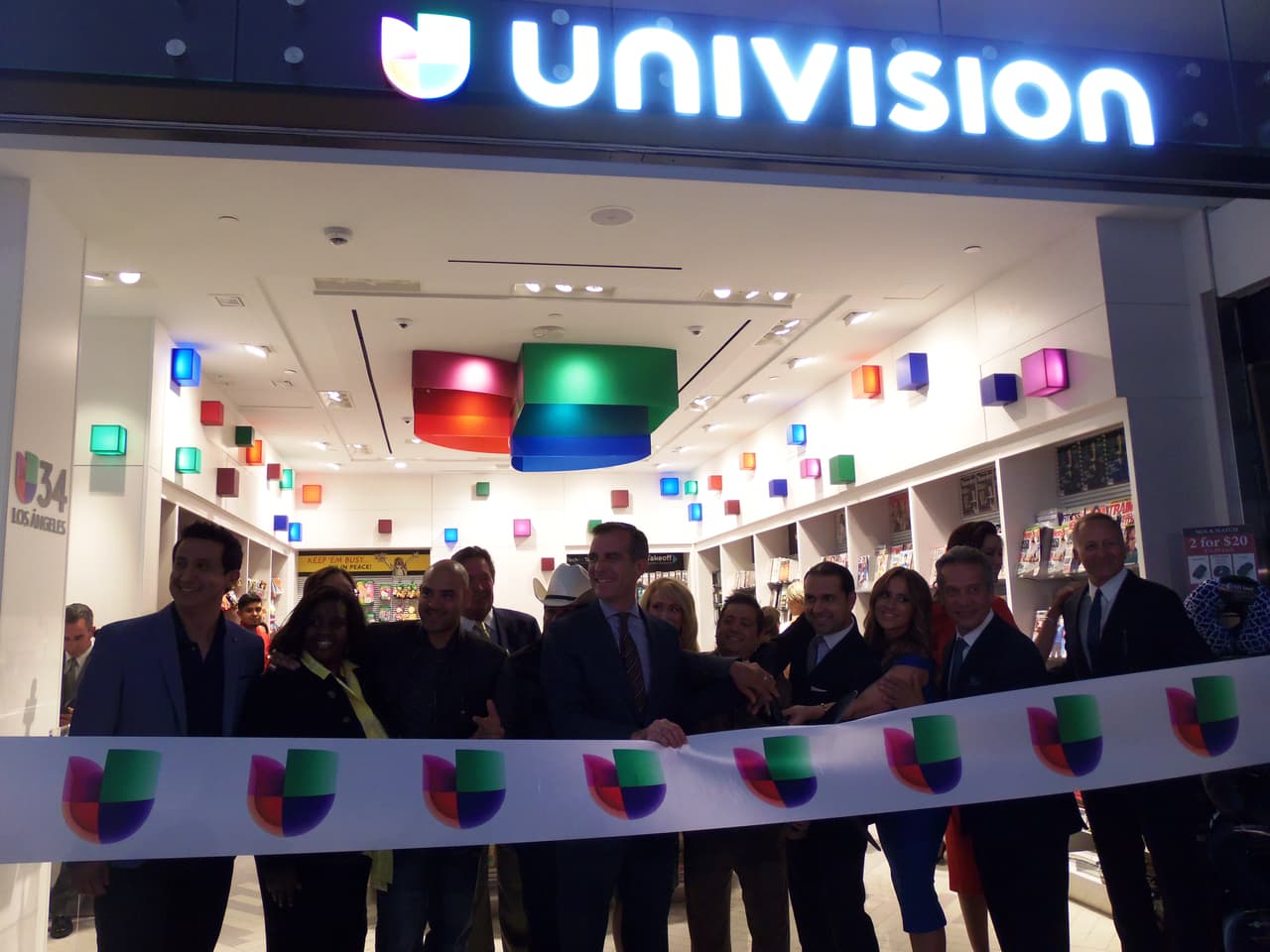 Así se festejó la inauguración de la tienda de Univision en LAX
