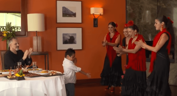 Como sorpresa final, un cuerpo de flamenco ofreció un número para el invitado de honor, quien de inmediato se paró a bailar, no sin antes dejarle claro a Miguel Bosé que él solo sabía bailar "cumbias y reggaetón".