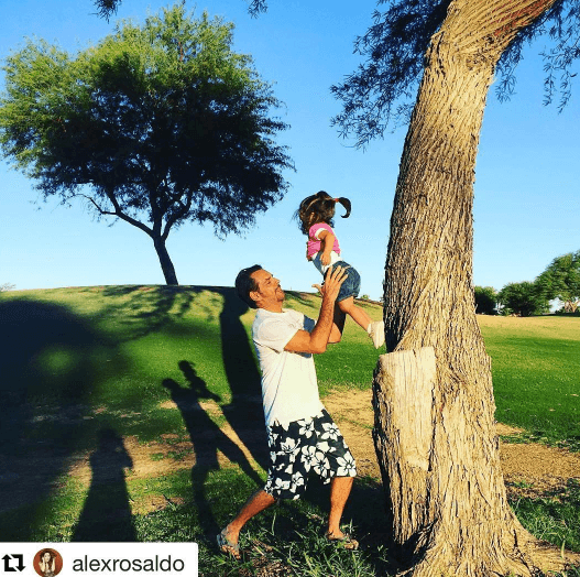 Risas al aire libre.