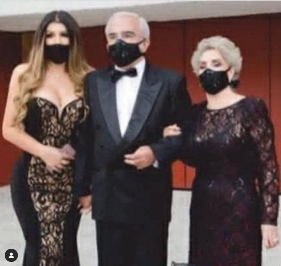 Sobre la madre de su novio, doña Cuquita, dijo: "
<b><a href="https://www.univision.com/entretenimiento/vicente-fernandez-felicita-a-dona-cuquita-por-su-cumpleanos" target="_blank">Es muy buena conmigo</a></b>, don Vicente, ni se diga. ¡Estoy muy contenta!".
<br>