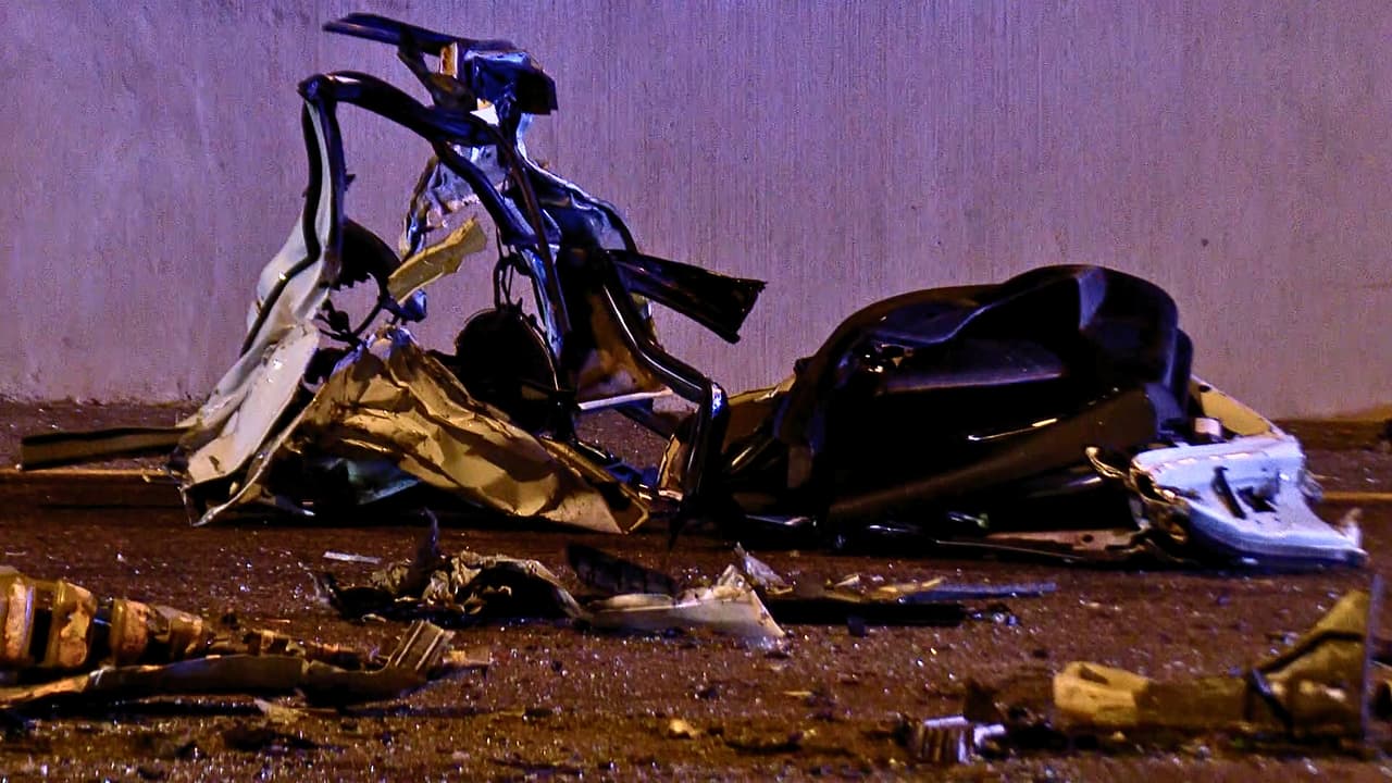 <h3 class="cms-H3-H3">La investigación continúa</h3> La Policía de Fort Worth está investigando el caso 
<b>y tratando de reconstruir el recorrido del Jeep antes de los choques. </b>
<br>Las identidades de las tres personas que murieron 
<b>aún no habían sido divulgadas. </b>
<br>La Oficina del Médico Forense del Condado Tarrant será la encargada de confirmar oficialmente sus nombres
<b> después de que las familias sean notificadas. </b>
<br>El accidente 
<b>obligó a cerrar parte de SH-121 durante varias horas</b> mientras los investigadores trabajaban en la zona.
<br>La autopista 
<b>reabrió alrededor de las 7:30 a.m. </b>
<br>La Policía de Fort Worth pidió a cualquier persona que tenga videos o información sobre lo ocurrido 
<b>que llame al 817-392-4222.</b>