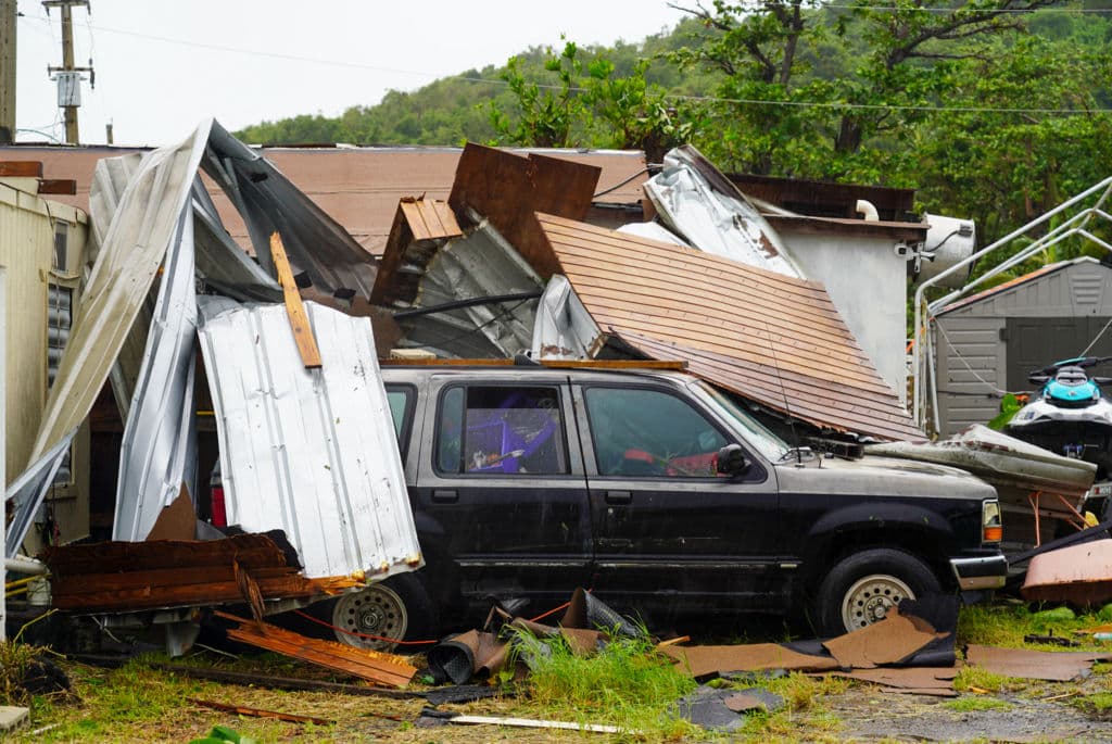 En Fajardo, pueblo localizado en el este, los fuertes vientos arrancaron el techo de una vivienda.