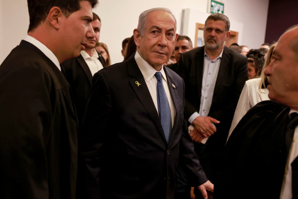 Benjamin Netanyahu testifica por primera vez en un juicio por corrupción que ha intentado evitar a toda costa: ¿de qué lo acusan?