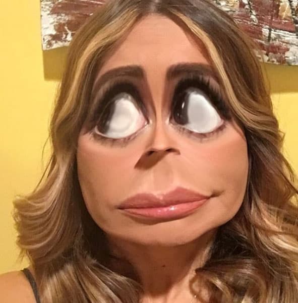 "¿Quién dice que estoy operada? jajajajajajaja", fue el texto que acompaña esta graciosa selfie de la conductora.