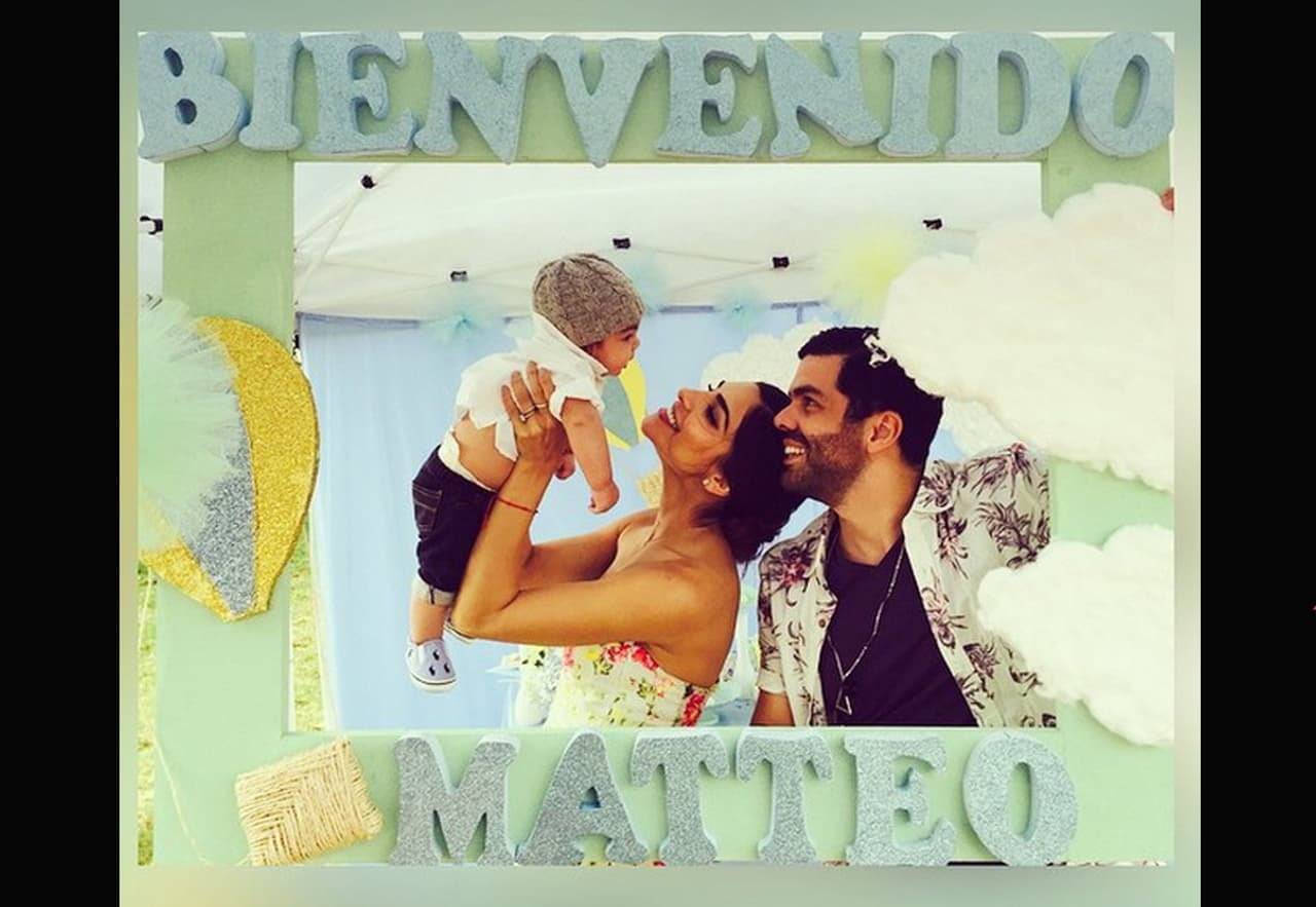 1. MATTEO LLEGA A CASA. Esta es sin duda una de las fotos más populares y más bonitas de Ale Espinoza. ¡Aquí está con su pequeña familia!