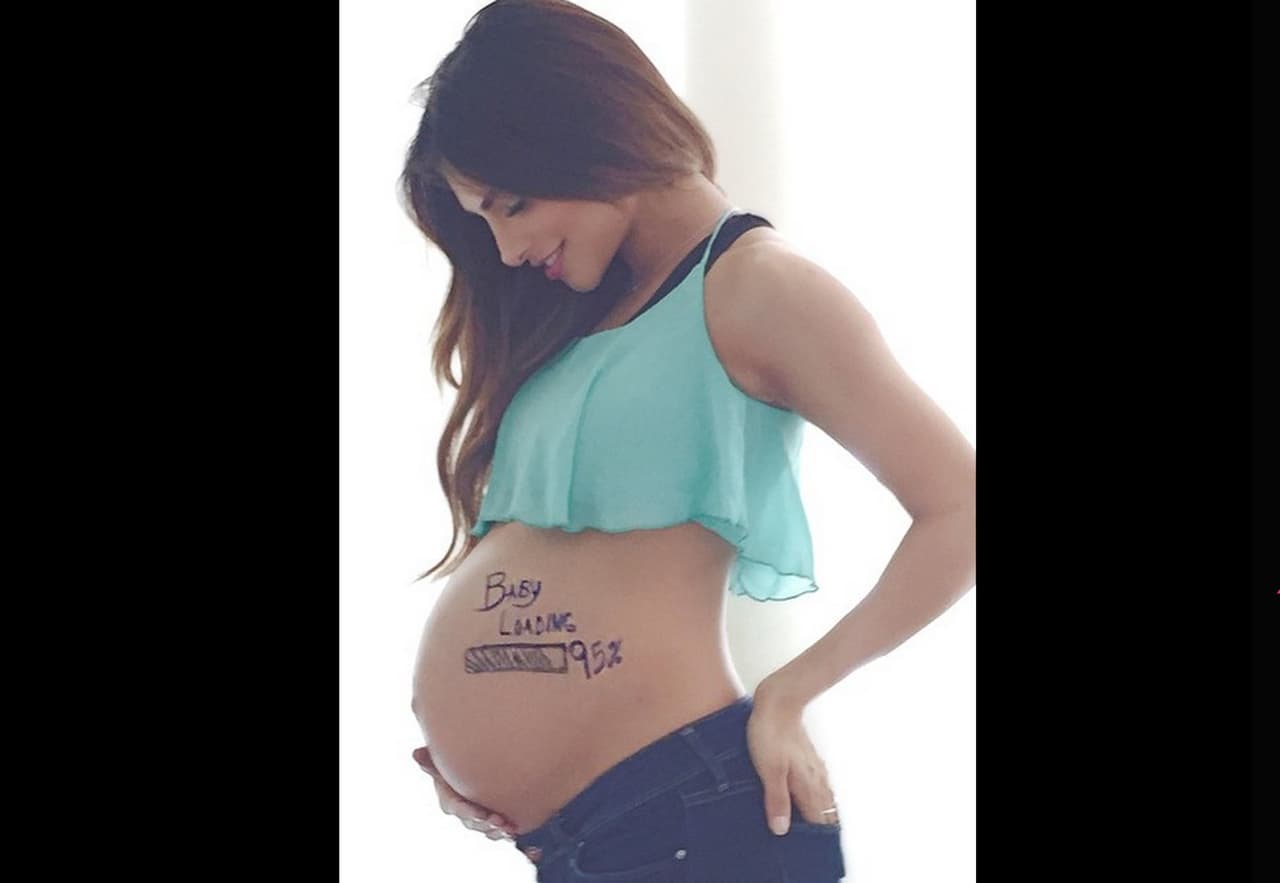 8. PANCITA A PUNTO DE REVENTAR. La presentadora no perdía oportunidad en presumir como iba su embarazo.