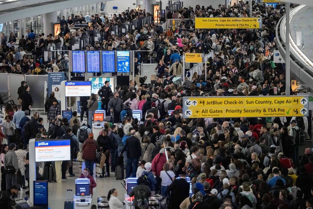 <b>Al amanecer del domingo, 22 de marzo</b>, cientos de pasajeros hacían largas filas en el aeropuerto internacional 
<b>John F. Kennedy, en Nueva York</b>, para pasar a la inspección de la 
<b>Administración de Seguridad en el Transporte (TSA, por sus siglas en inglés)</b>, y subir a sus vuelos. En promedio, 
<b>la fila tomaba 1 hora en Nueva York</b>, mientras que en 
<b><a href="https://www.univision.com/local/atlanta-wuvg/filas-tsa-aeropuerto-atlanta" target="_blank">aeropuertos como el de Atlanta, se reportaban filas de más de dos horas</a></b>. 
<br>
<br>El presidente de Estados Unidos, 
<b><a href="https://www.univision.com/noticias/estados-unidos/donald-trump-anuncia-despliegue-de-ice-en-aeropuertos-para-ayudar-a-agentes-del-tsa" target="_blank">Donald Trump, confirmó</a></b> que a partir del 
<b>lunes, 23 de marzo</b>, agentes del 
<b>Servicio de Inmigración y Control de Aduanas (ICE, por sus siglas en inglés)</b> ofrecerán apoyo en los aeropuertos de la nación afectados por la falta de pago a los empleados del Departamento de Seguridad Nacional, como son 
<b>los de TSA</b>.