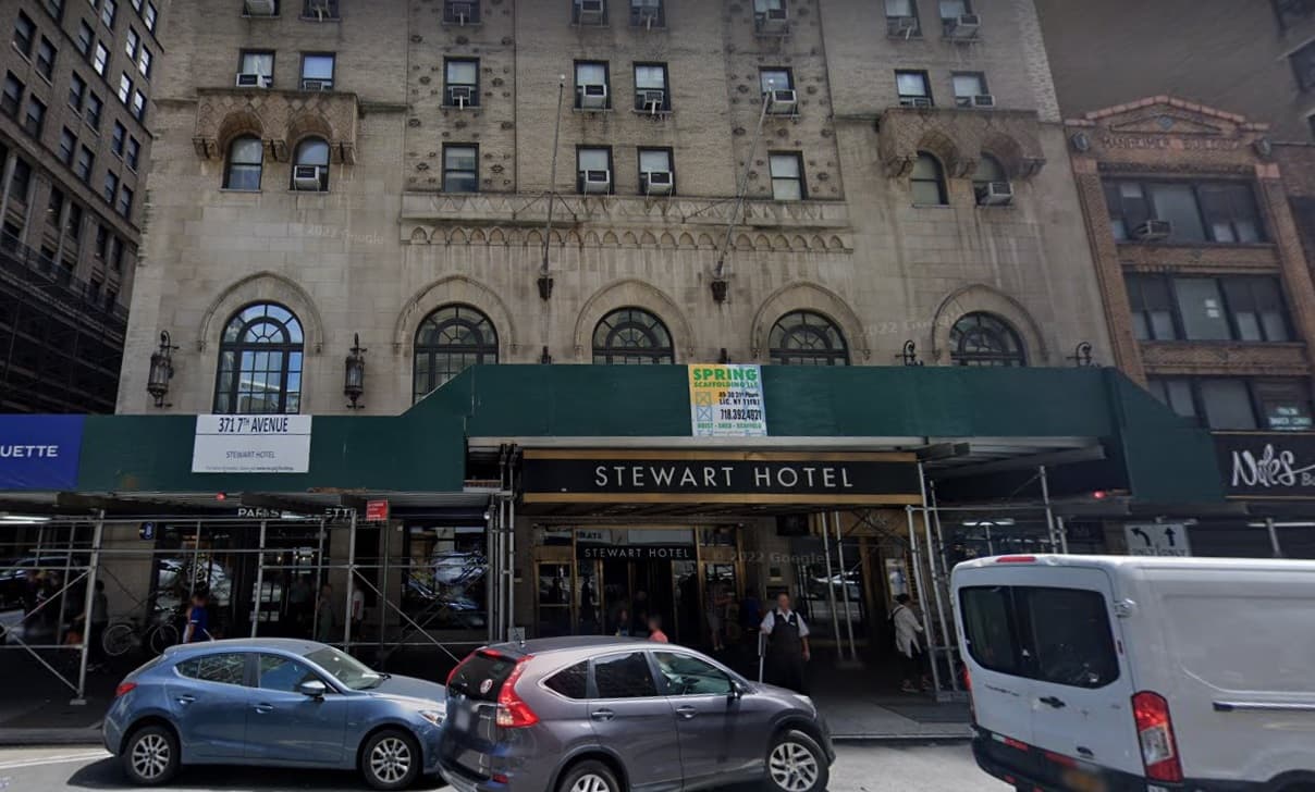 Una bebé de 4 meses muere en un hotel de Manhattan habilitado como albergue de inmigrantes