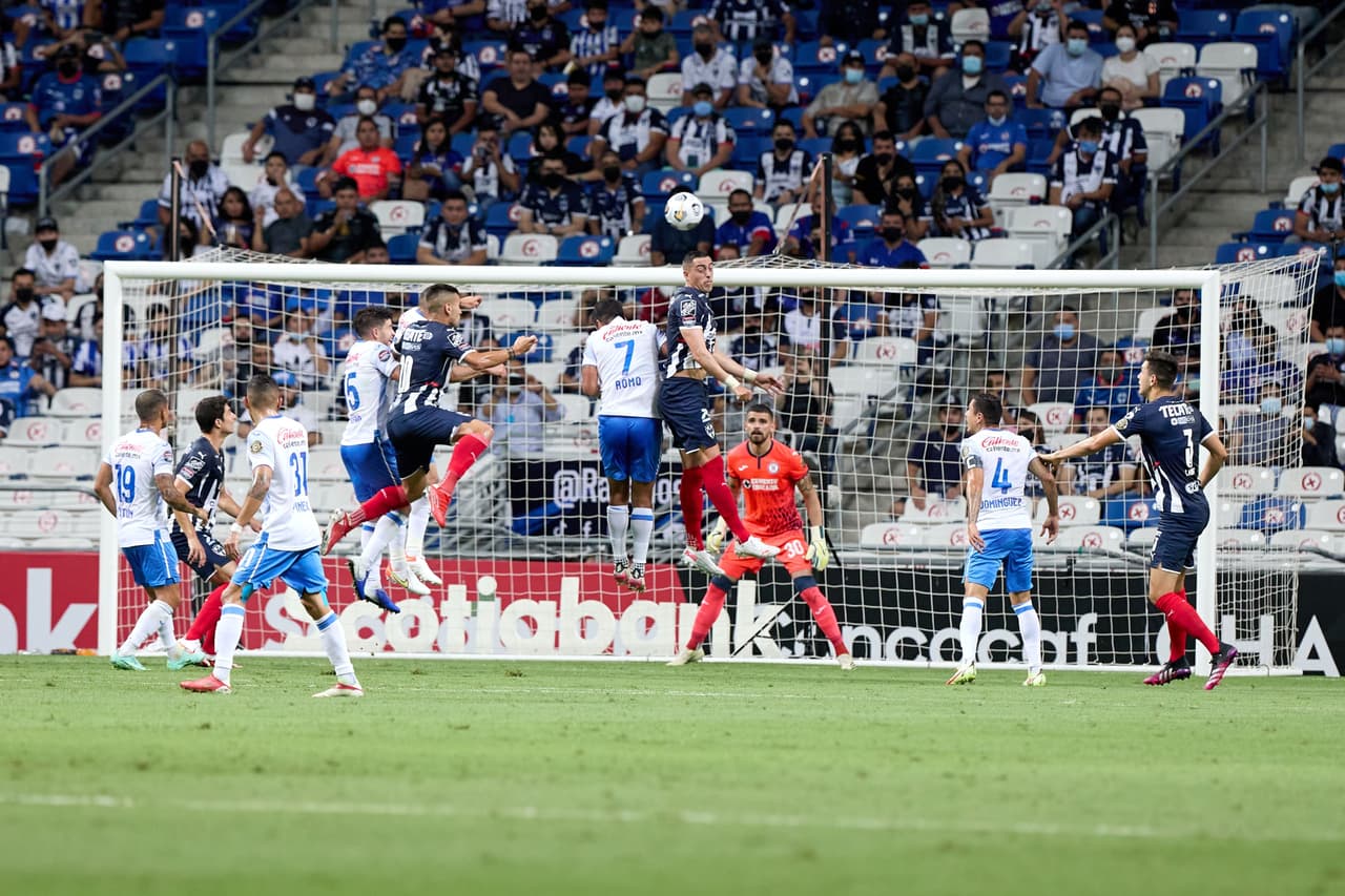 Un solitario gol de Maxi Meza le da la victoria 1-0 a Monterrey y toman una cómoda ventaja en las semifinales de la Concacaf Liga de Campeones frente a Cruz Azul.