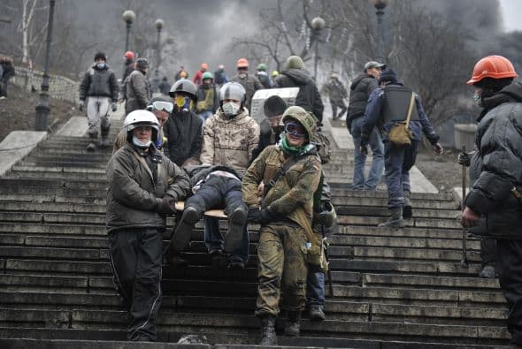 Ninguna de las partes parece dispuesta a comprometerse y la oposición insiste en la renuncia de Yanukovych y la celebración de elecciones anticipadas.