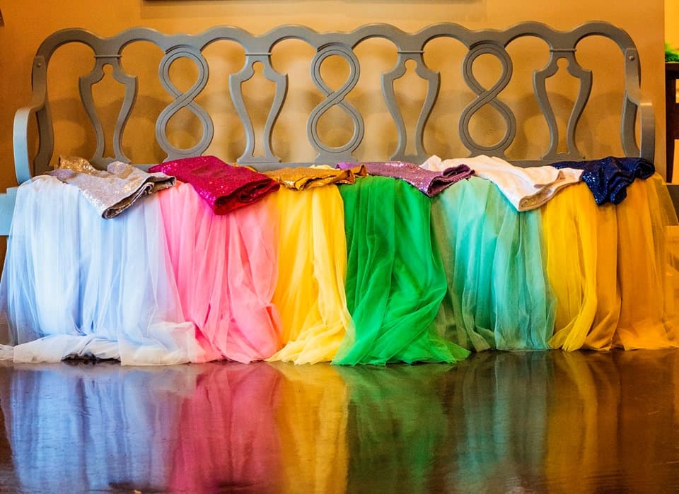 Los trajes de las damas de honor eran de colores y alusivos a los trajes de las princesas de Disney