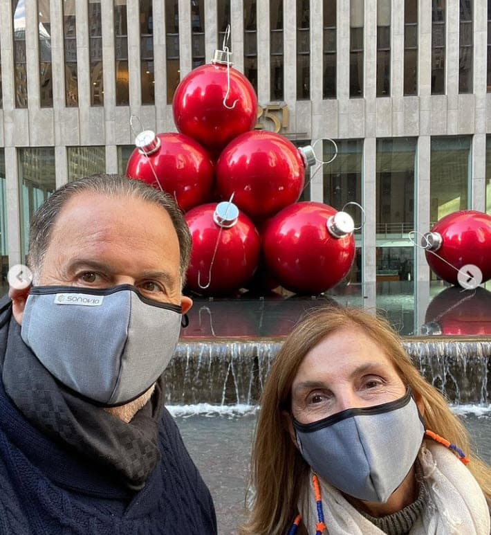 A diferencia de hace casi 365 días, ahora Raúl de Molina llegó a un Nueva York muy distinto ante la pandemia. El presentador ha dejado claro que cuando no está en el cuarto de su hotel, porta mascarillas para protegerse.