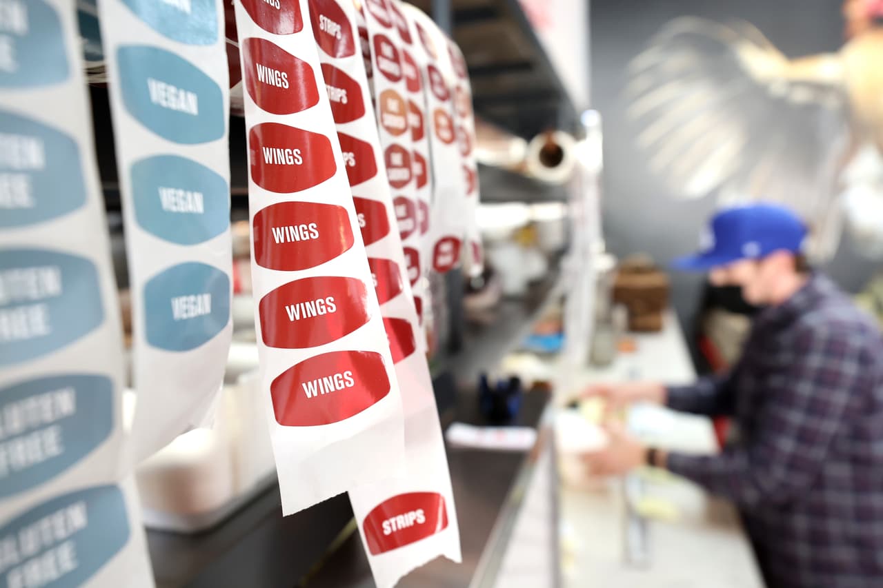 Aunque el Consejo Nacional del Pollo (NCC) ha rechazado que haya escasez de alitas de pollo, lo que es un hecho es que ahora cuestan más.
<br>