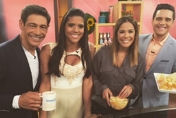 'GOOD MORNING Familia #desayuna con nosotros en @despiertaamericatv por @univision', compartió Alejandro. (Junio 4, 2015)