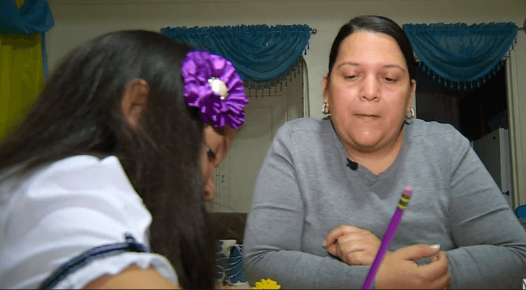 A Clotilde le cuesta trabajo ayudar en las tareas de su hija.