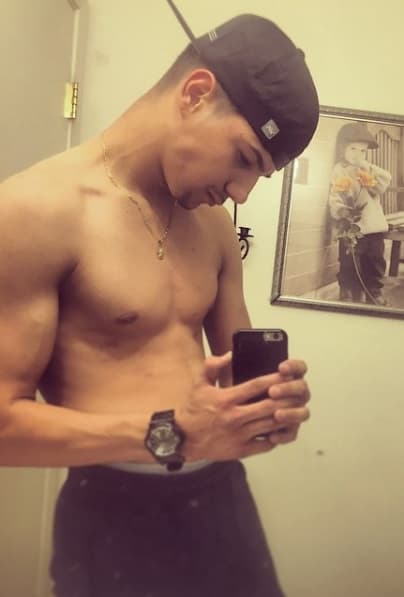 4. ES UN 'PAPI'. ¿Por qué razón sus fanáticas cada día son más? Pues aquí la muestra, trabaja muy duro para ponerse muy 'papi'.