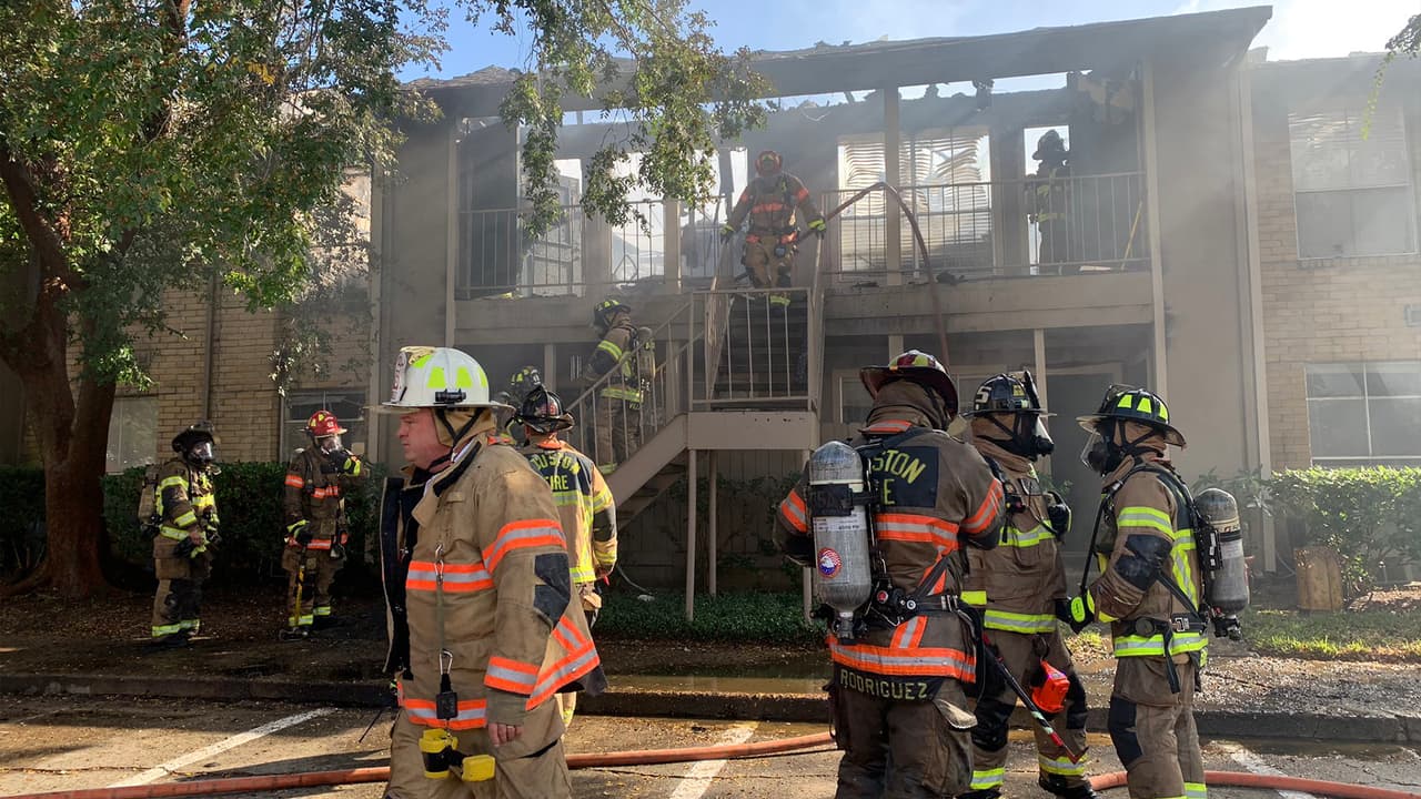 Alrededor de la 1 pm, las llamas comenzaron a consumir la estructura del edificio. El complejo está ubicado en la cuadra 7950 de la calle Bellfort, al suroeste de Houston.