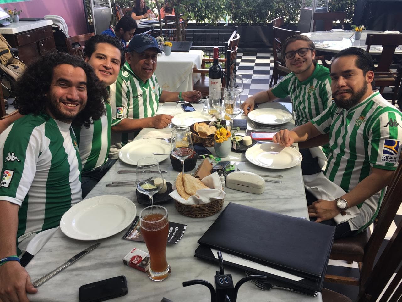 Gran ambiente en la Ciudad de México para vivir 'El gran Derbi' entre el Betis y el Sevilla.