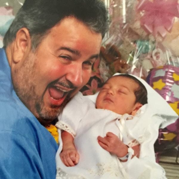 2. Después de intentar durante mucho tiempo con tratamientos de fertilización, Raúl de Molina y su esposa recibieron la feliz noticia de que estaban esperando a Mia en el 1999, pues meses antes habían sufrido un aborto.
<br>