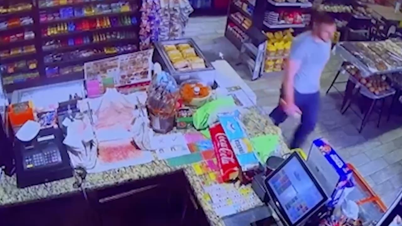 El día del asesinato 
<b><a href="https://www.univision.com/local/houston-kxln/video-capta-el-momento-en-el-que-sospechoso-de-decapitar-a-su-esposa-vuelve-al-lugar-donde-la-conocio-en-el-condado-waller-video" target="_blank">Dicus fue visto entrando a Chepes Meat Markte</a></b>, lugar donde conoció a Díaz, tomó una bebida de un refrigerador y salió sin pagar, el sheriff Guidry dijo que las imágenes fueron captadas después del asesinato de Díaz.